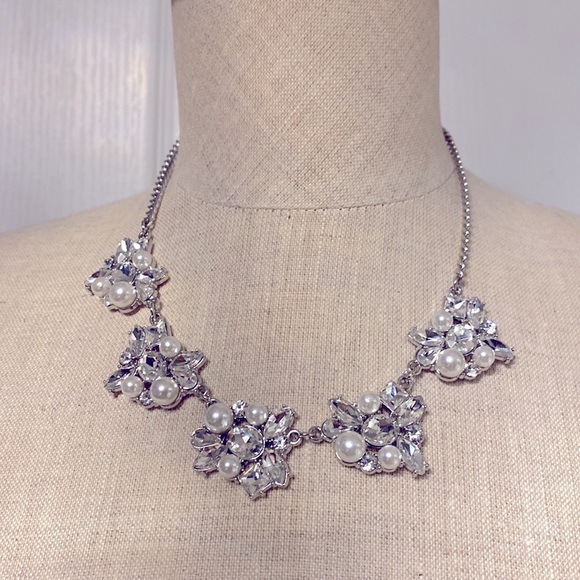 Jewelry - Elegant Silver Chain & Faux pearls and crystals Floral Necklace